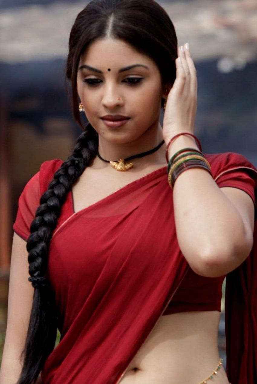 Richa Gangopadhyay Red Saree Hot HD тапет за телефон