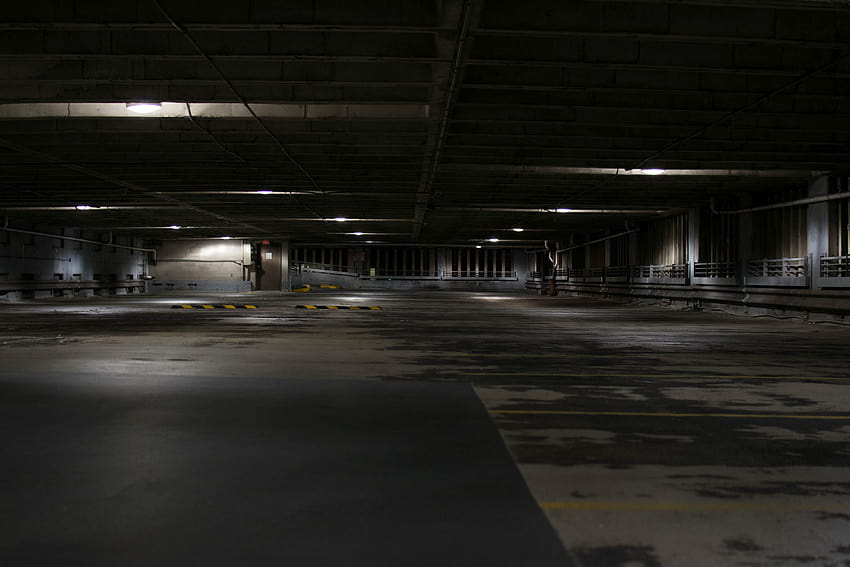 ID: 209053 / ein dunkler leerer betonparkplatz in milwaukee, dunkler leerer parkplatz, parkplatz HD-Hintergrundbild