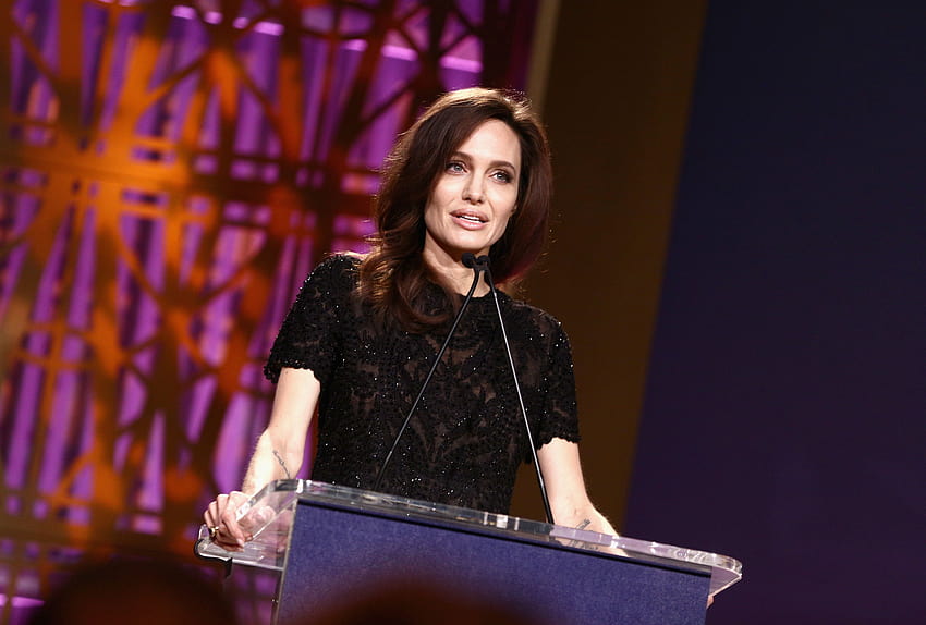 Angelina Jolie on Actresses' Responsibility to Help Less Privileged Women, public speaking HD wallpaper