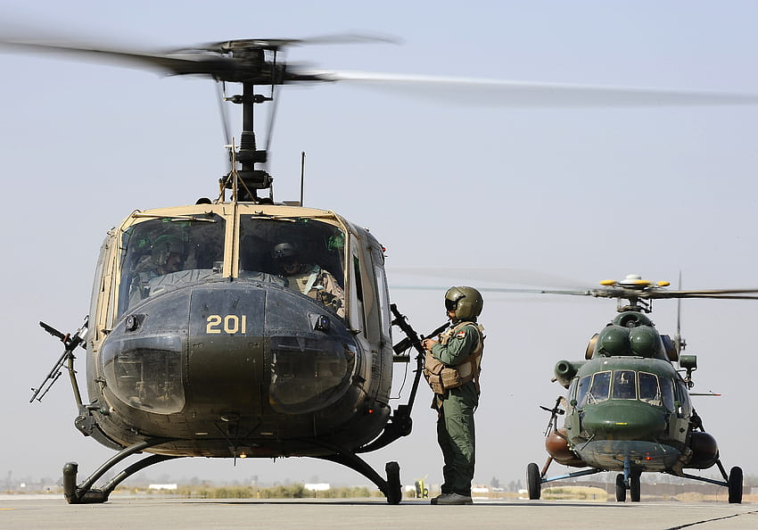 I piloti dell'aeronautica irachena conducono una missione aeromedica Sfondo HD