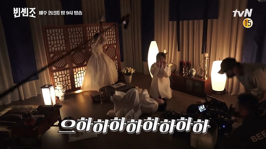 Regardez: Song Joong Ki est émerveillé par la beauté de Jeon Yeo Been dans un hanbok pendant le tournage de 