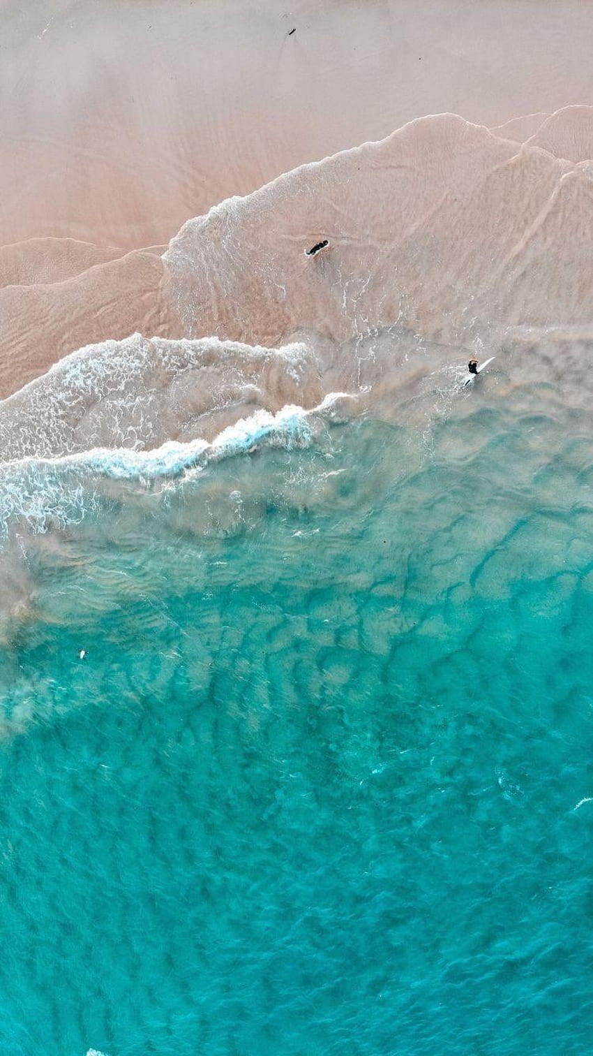 iPhone e Android: vista aerea della spiaggia, vista del drone sulla costa rocciosa Sfondo del telefono HD