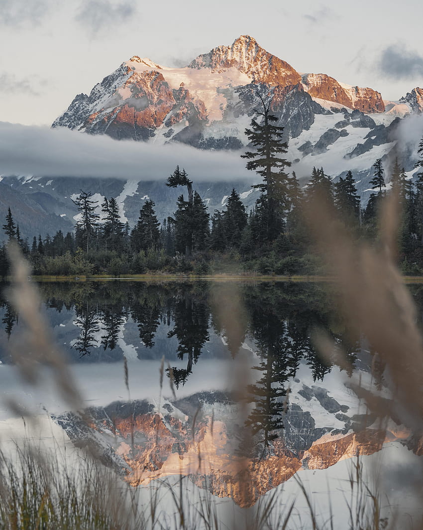 Mt. Shuksan, der sich im See widerspiegelt. Dies ist definitiv einer von Mount Shuksan Washington HD-Handy-Hintergrundbild