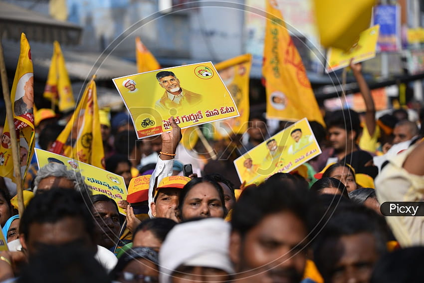 de trabajadores del partido TDP sosteniendo pancartas de Chandra Babu Naidu fondo de pantalla