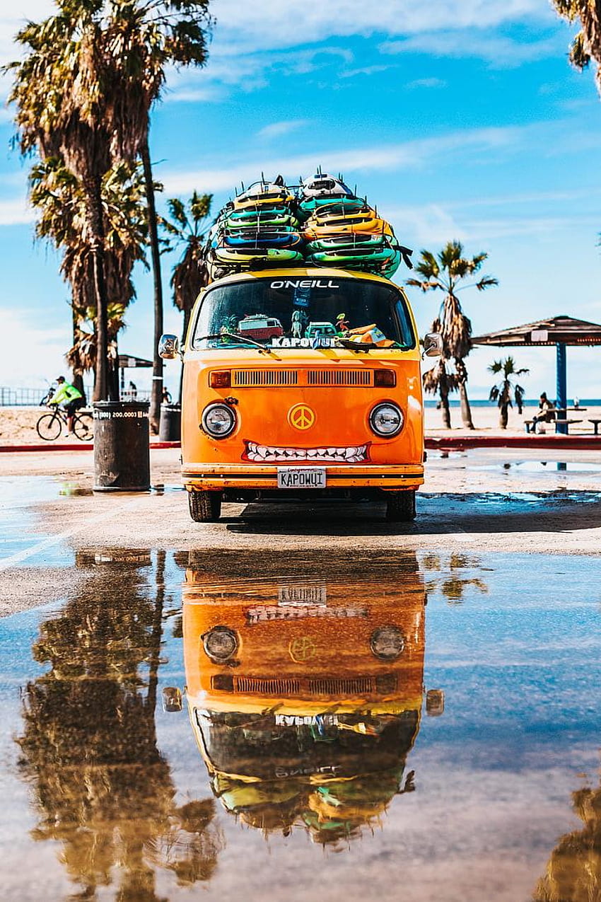 : pomarańczowy Volkswagen kombi, autobus, surfing, lato, mobil vw kombi retro Tapeta na telefon HD