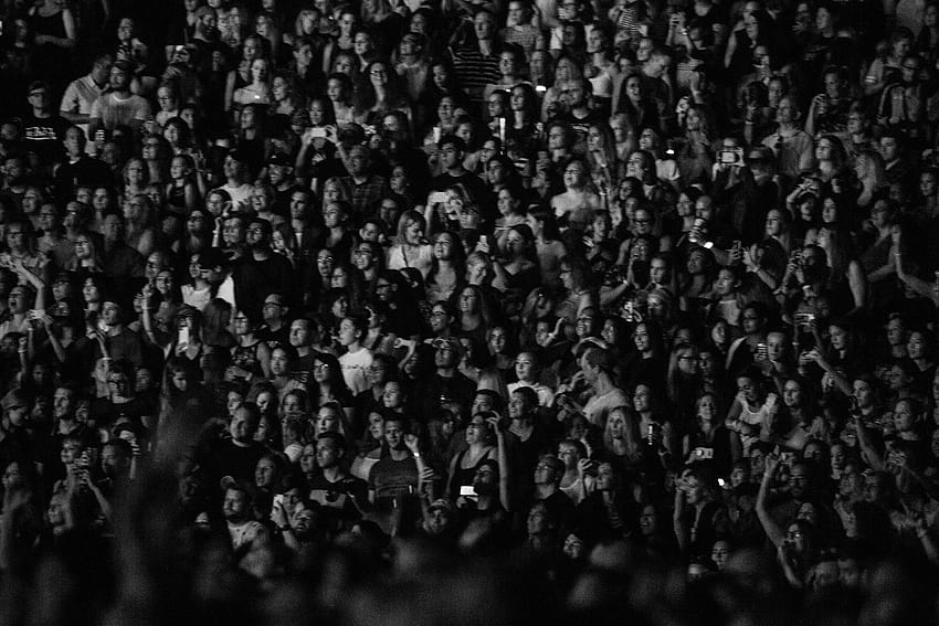 Gruppo di persone nella sala da concerto · Stock, mosh pit Sfondo HD