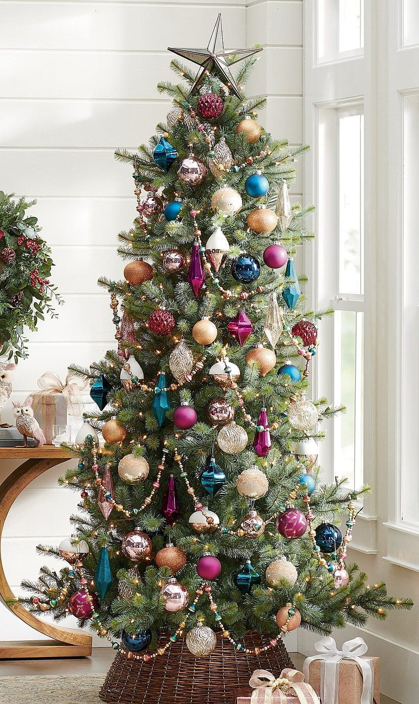 Fai risaltare il punto focale di tutte le tue celebrazioni natalizie con gli unici colorati ..., tradizionali alberi di Natale Sfondo del telefono HD