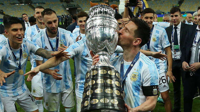 Лионел Меси печели Копа Америка: Звездата на Аржентина е в екстаз, след като спечели първия си голям международен трофей, messi trophy HD тапет