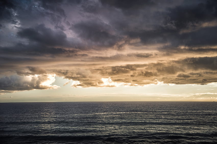 stock : Mare tempestoso scuro con un cielo nuvoloso drammatico, tempo scuro Sfondo HD
