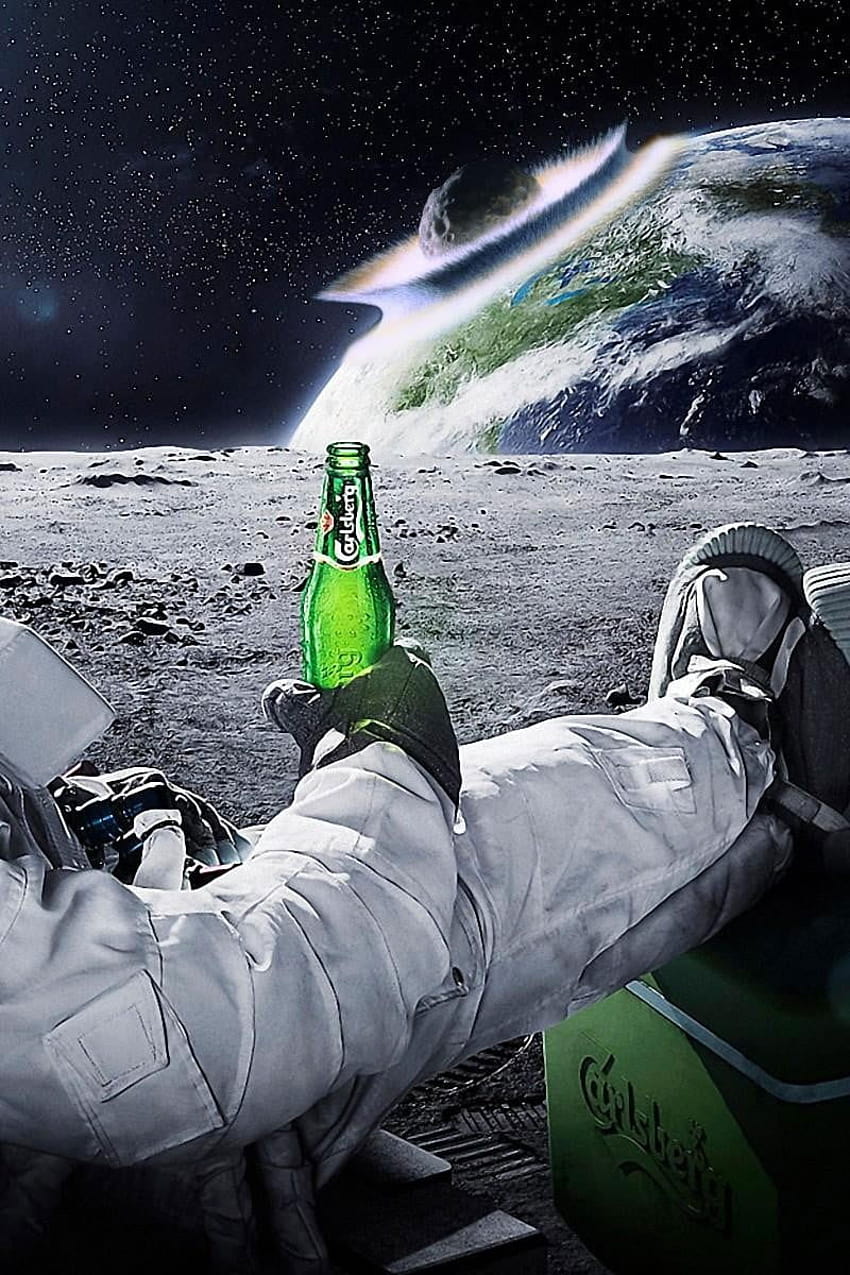 Astronaut trinkt Bier auf dem Mond und sieht dabei zu, wie die Erde zerstört wird. • Für Sie HD-Handy-Hintergrundbild