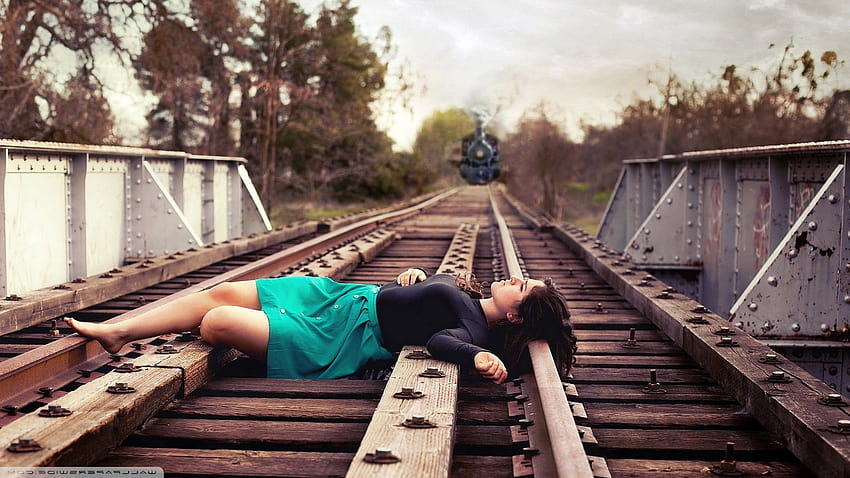 自殺少女、横たわる、電車、女性、鉄道、スカート / およびモバイルの背景、トラックの女の子 高画質の壁紙
