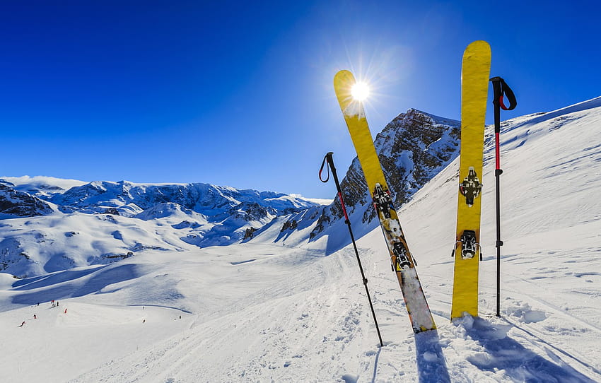 zima, niebo, słońce, promienie, śnieg, kraj, góry, zejście, narty, kij, narciarze, jazda na nartach, sekcja спорт, jazda na nartach Tapeta HD