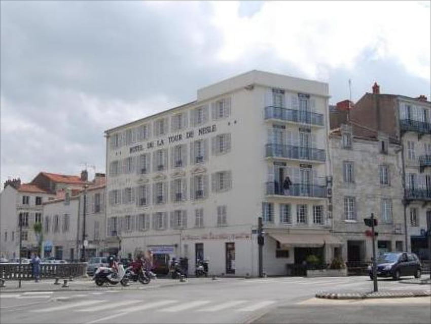 Best Price on Hotel La Tour de Nesle La Rochelle Vieux Port in La Rochelle + Reviews! HD wallpaper