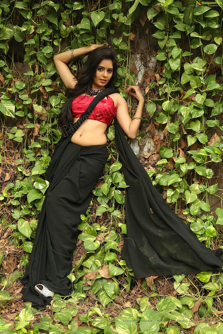 Madhumitha en sari noir, sari Fond d'écran de téléphone HD