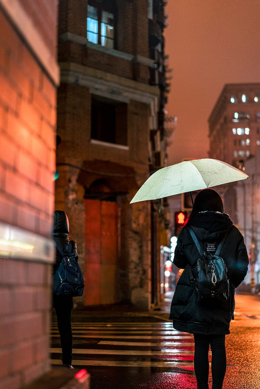 50 Тъжно момиче дъжд, самотно момиче, което върви само в тъмното HD тапет за телефон