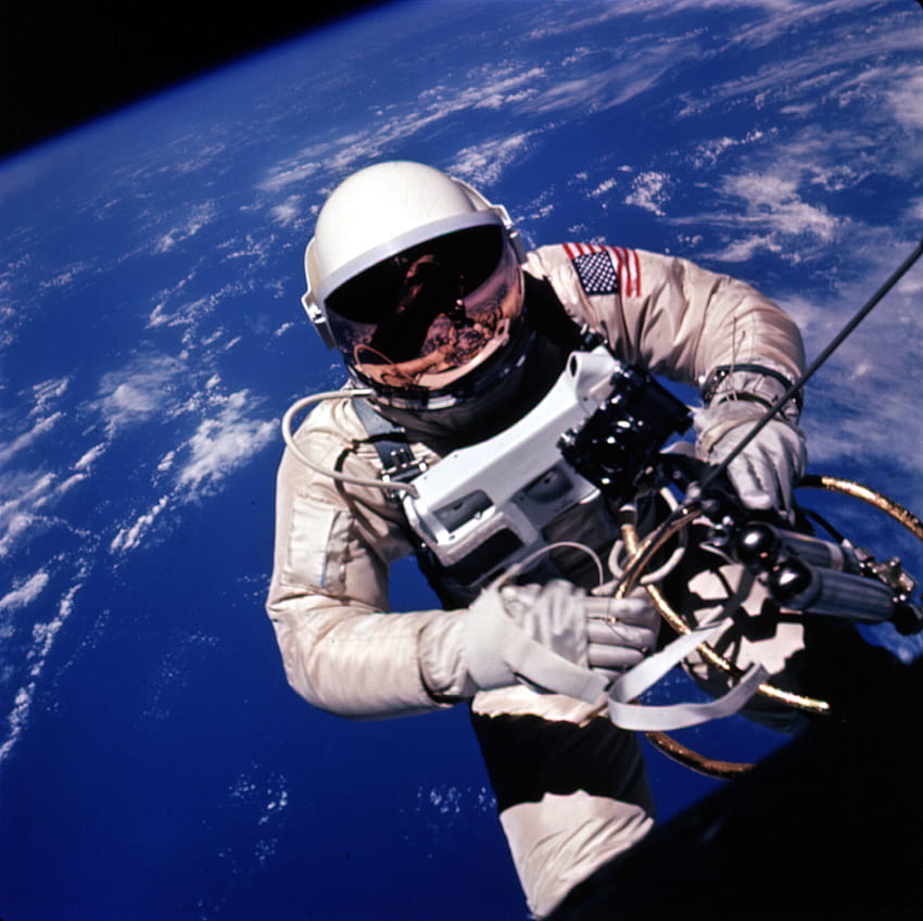 Астронавтът, който не искаше космическата му разходка да свършва HD тапет
