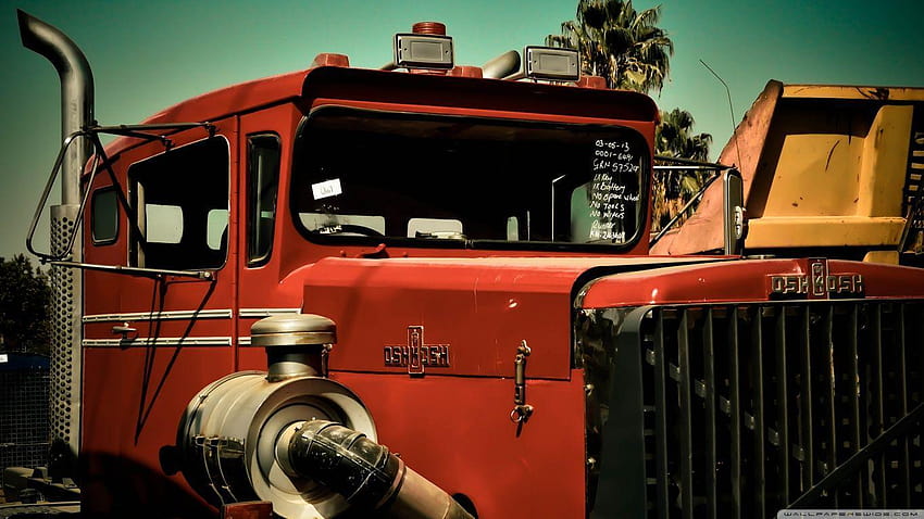 Old Oshkosh Truck in Junk Yard : , alte Lastwagen HD-Hintergrundbild