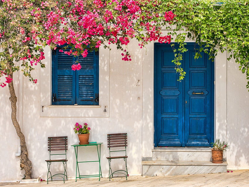 Човешка къща с врата Санторини Синьо цвете Гърция, пролетна Гърция HD тапет