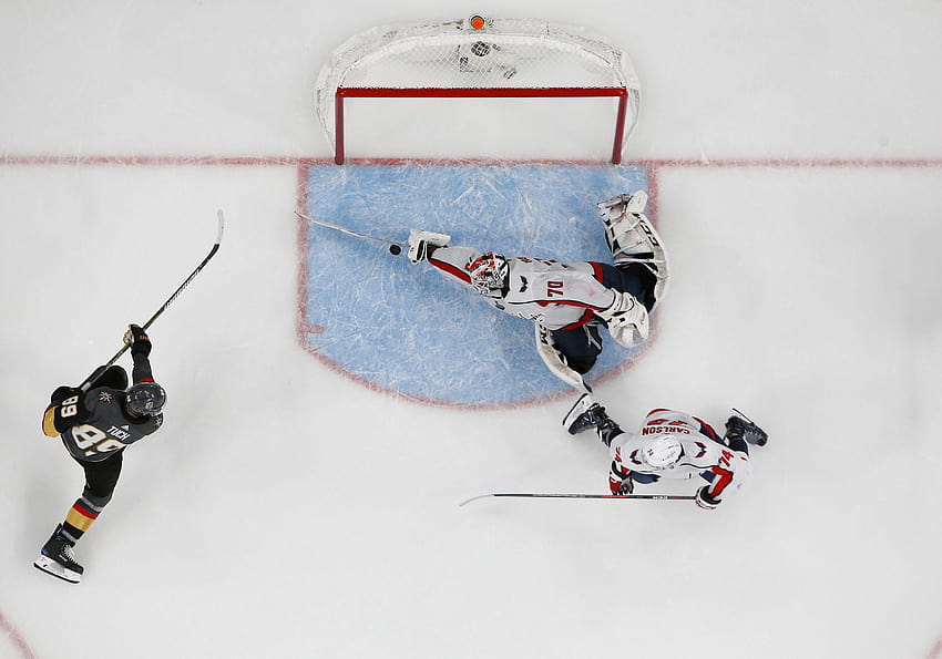 An NHL grapher captured an incredible of Holtby's save, braden holtby HD wallpaper