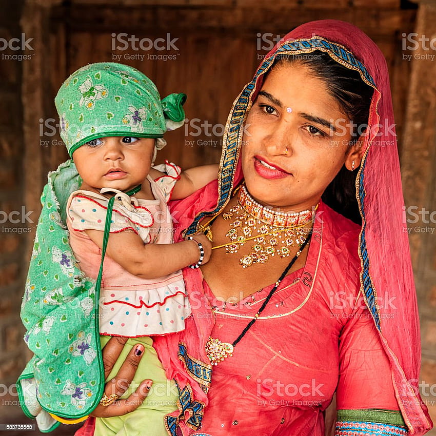 Индийка с новородената си дъщеря Bishnoi Village Stock HD тапет за телефон