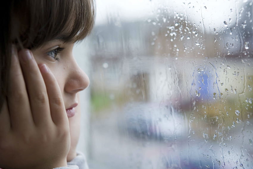 Depresja smutny nastrój smutek ciemni ludzie kochają krople deszczu z okien, przygnębiona para Tapeta HD
