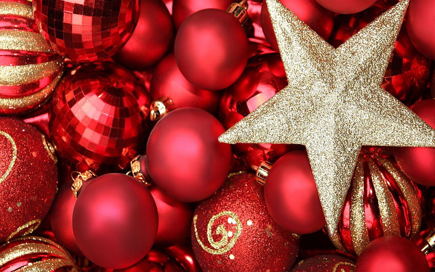 Adornos navideños rojos y dorados, decoraciones para árboles de navidad. fondo de pantalla