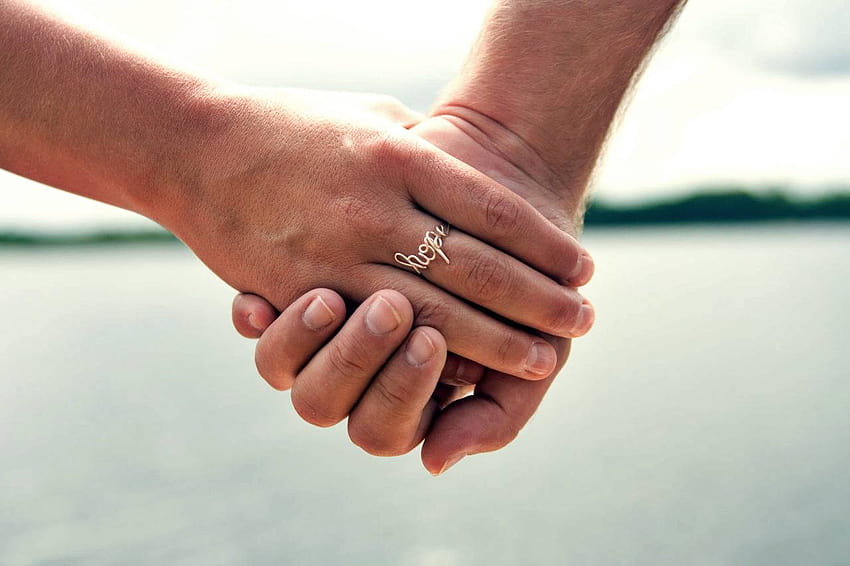 La ciencia dice que tomarse de la mano con su amante puede aliviar el dolor fondo de pantalla