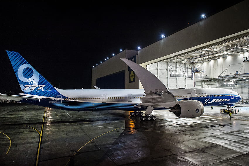 Boeing Quietly Unveils Fully Painted Boeing 777X to Employees – AirlineGeeks HD wallpaper