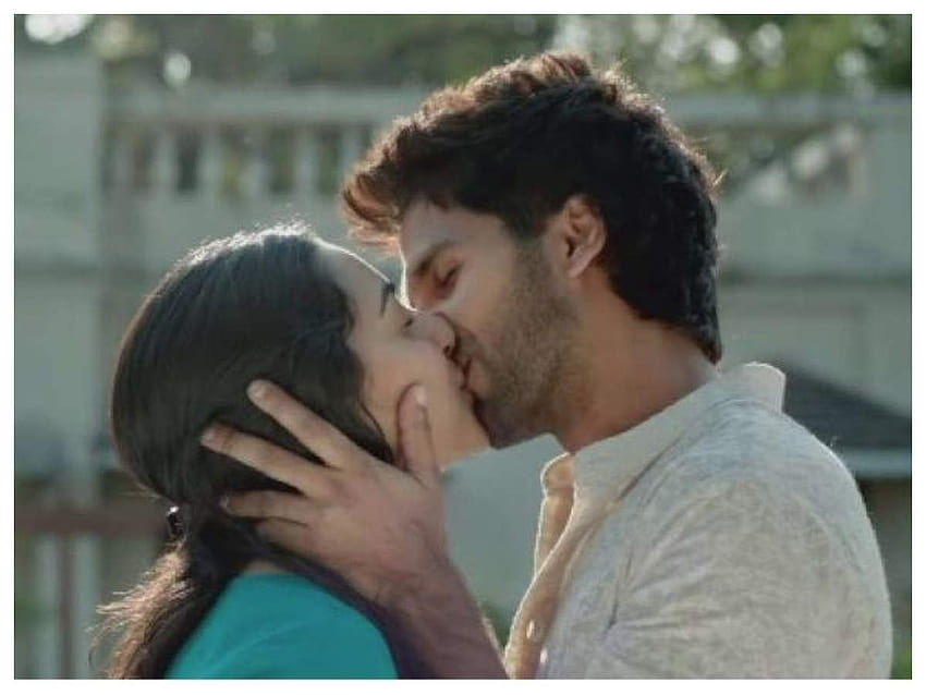 Guarda: Kabir Singh prima canzone Bekhayali hindi entertenment, bacio di Bollywood Sfondo HD