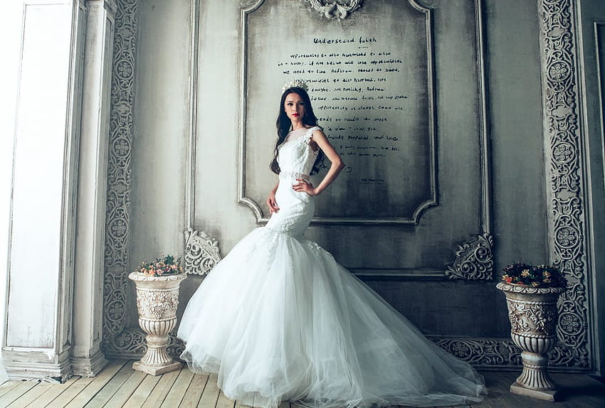 Mulher usando vestido de noiva branco ao lado de vestidos de noiva longos cinza papel de parede HD