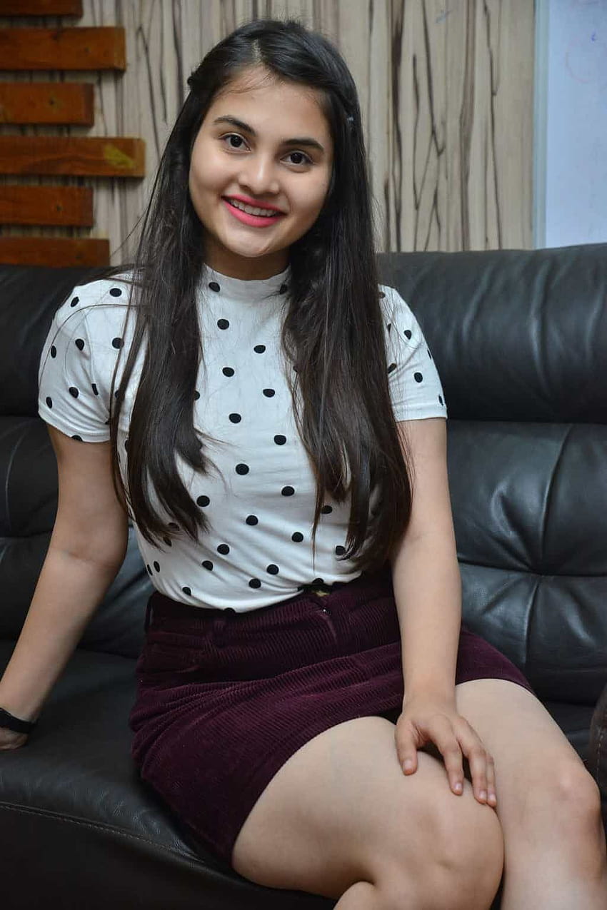 Indian Girl Ramya Pasupuleti Long Jambes Croisées Cuisse Stills En Jupe Marron Fond d'écran de téléphone HD