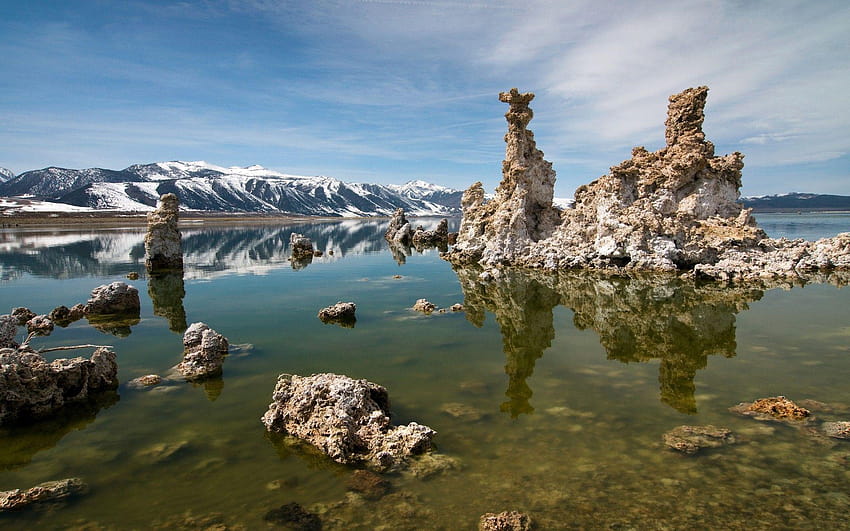 ทะเลสาบ: ท้องฟ้าบนภูเขาอัลไพน์ หินที่สวยงาม น้ำในฤดูหนาว เศษหินหรืออิฐ วอลล์เปเปอร์ HD