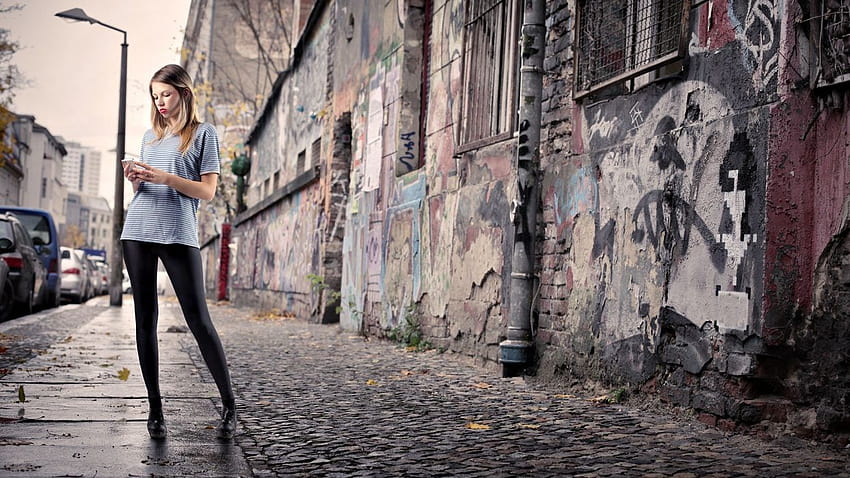 금발 여성 도시 풍경 거리 패션 젖은 입술 낙서, 레깅스 HD 월페이퍼