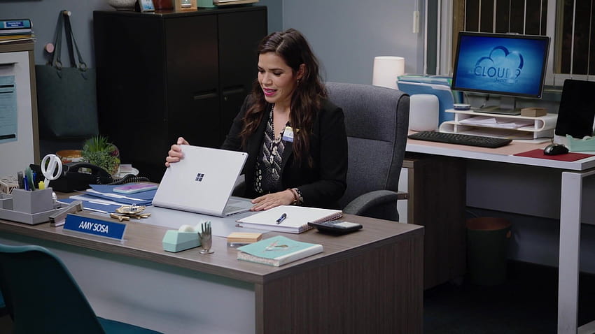 Microsoft Surface Notebook на Америка Ферера като Амелия „Ейми“ Соса в Superstore S06E01, Ейми Соса HD тапет