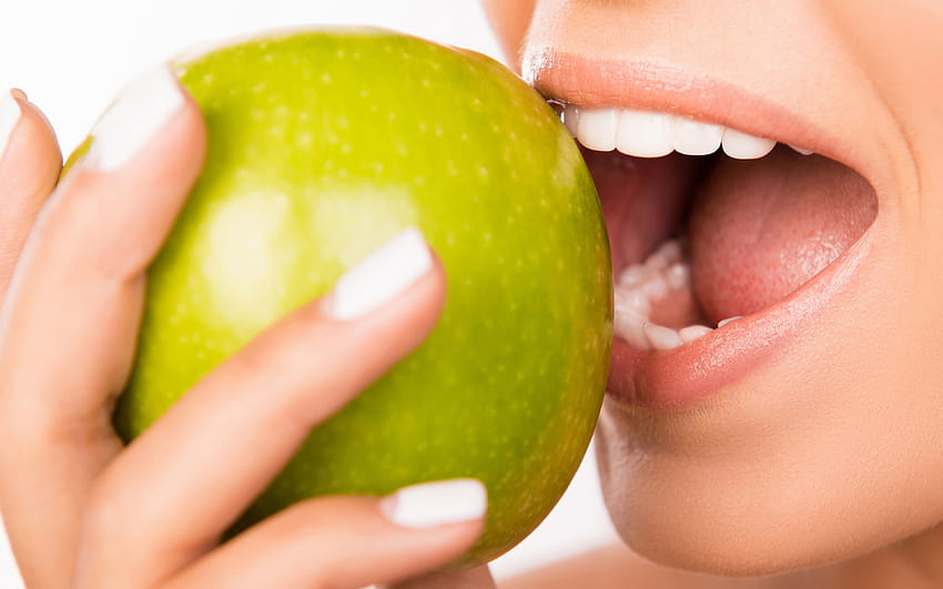 denti sani, la donna morde una mela verde, concetti di odontoiatria, denti bianchi, stomatologia, bei denti con risoluzione 3840x2400. Alta qualità, denti Sfondo HD