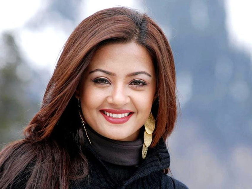 Surveen Chawla Life Story & Controversy – Facts We Bet You Didn't Know About This Bold Actress HD wallpaper