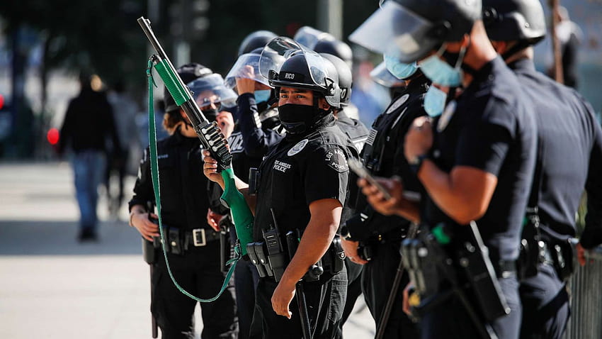 Polizei und Anwohner plädieren für Waffenstillstand, nacem in Süd-LA in den ersten beiden Wochen des Jahres 2021 59 Opfer von Schießereien zu beklagen waren, berichten SWAT-Beamte HD-Hintergrundbild