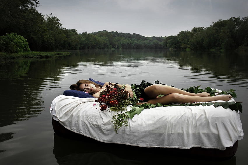 femmes à l'extérieur, femmes, modèle, pieds nus, allongé, bouquets, lit, rivière, dormir, arbres / et arrière-plans mobiles Fond d'écran HD
