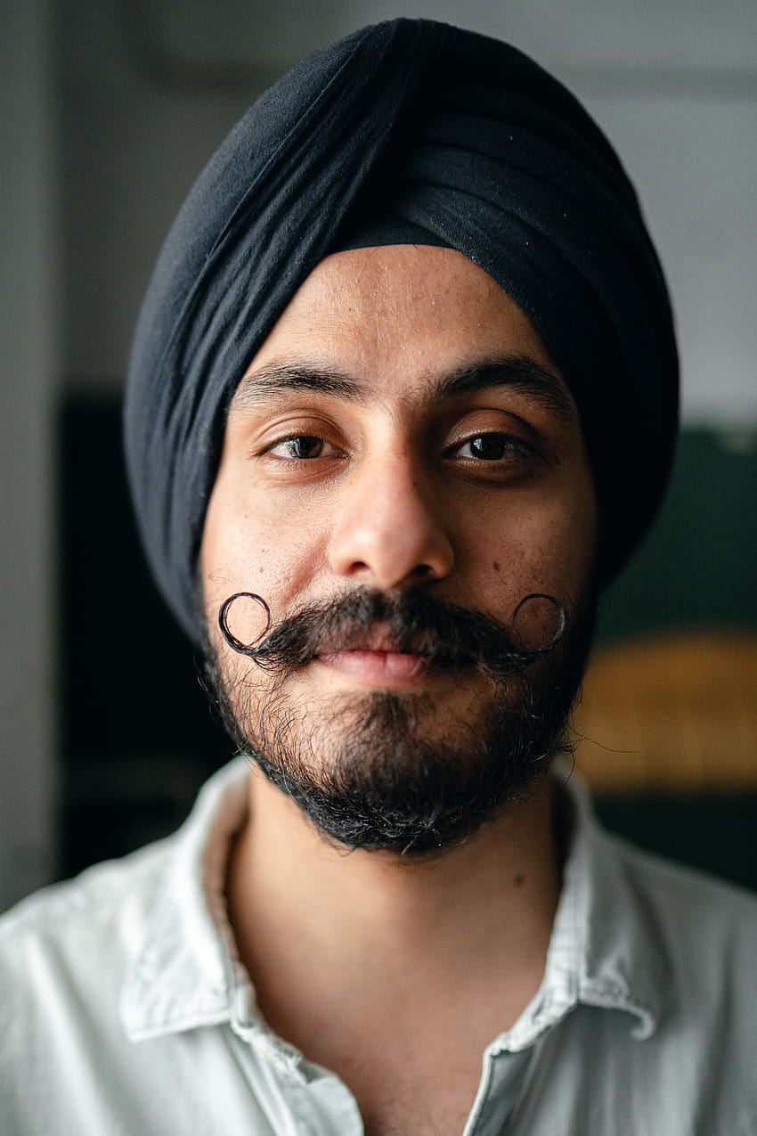 ポジティブなひげを生やしたターバンの若いインド人・ストック、インド人男性 HD電話の壁紙
