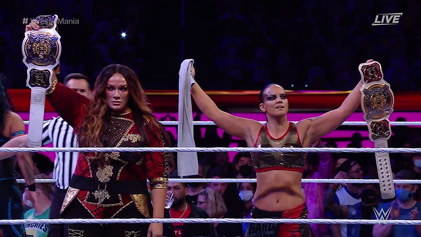 Mick Foley reagisce dopo che Tamina e Natalya hanno vinto i titoli WWE Women's Tag Sfondo HD