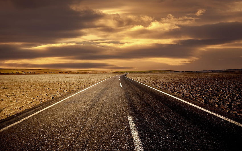 Gruppo di autostrade vuote con oggetti, paesaggio stradale nel deserto Sfondo HD