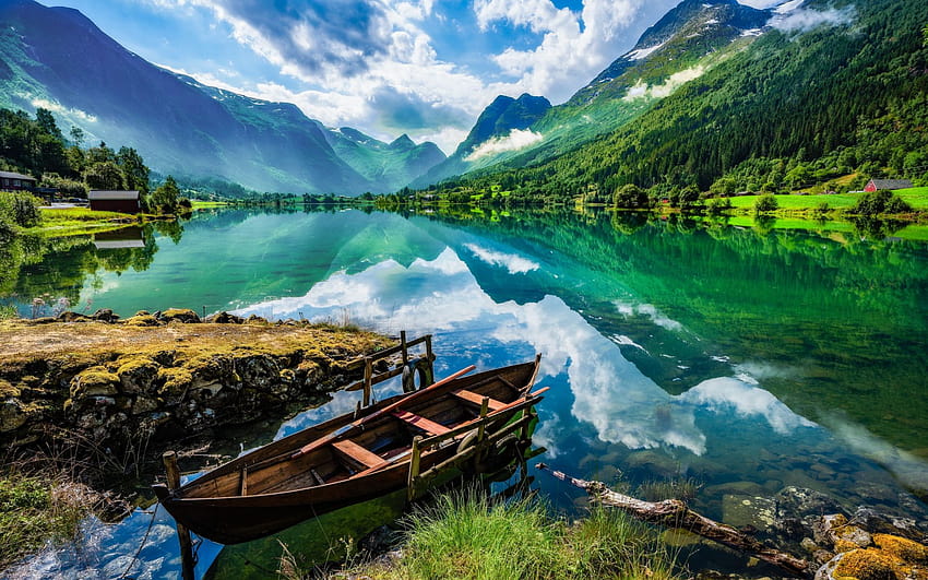 lago di montagna, r, lago glaciale, primavera, paesaggio di montagna, barca di legno sul lago, Norvegia con risoluzione 1920x1200. Alta qualità, mountian primaverile Sfondo HD
