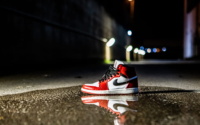 beton zemin üzerinde kırmızı ve beyaz Air Jordan 1 ayakkabı, giyim, giyim, ayakkabı pc HD duvar kağıdı