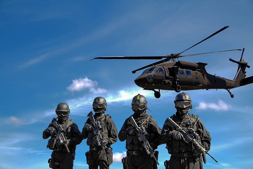 Cuatro soldados que llevan rifles cerca de helicóptero bajo el cielo azul, comando negro fondo de pantalla