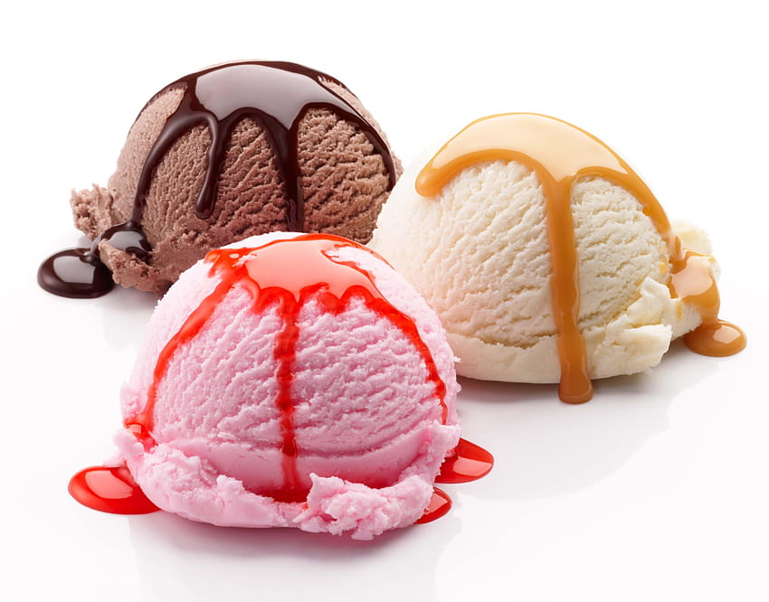Bola de helado de vainilla, chocolate y rosa sobre superficie blanca fondo de pantalla