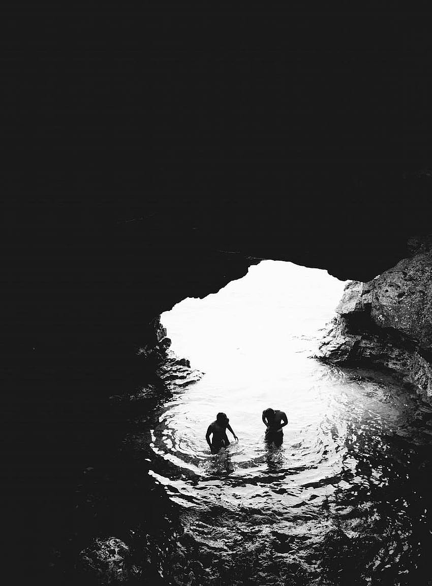 ✅ 물이 있는 동굴에 있는 두 남자의 아이폰 그레이스케일 아이폰 배경화면, 흑백 남자 아이폰 HD 전화 배경 화면