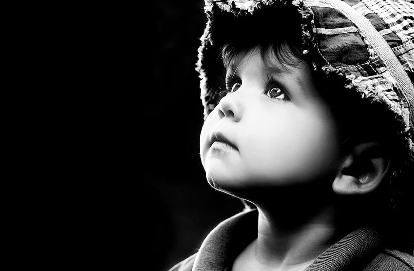 Trauriger kleiner Junge, der die Einsamkeit der Kinder in der Kindheit aufschaut, trauriges Kind HD-Hintergrundbild