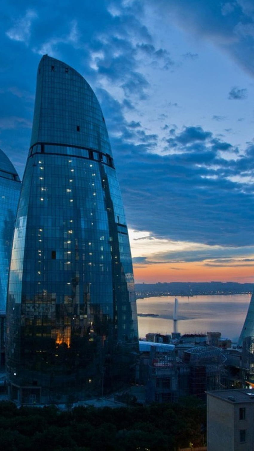 Футуристичен архитектурен дизайн сгради пламък в Азербайджан Баку HD тапет за телефон