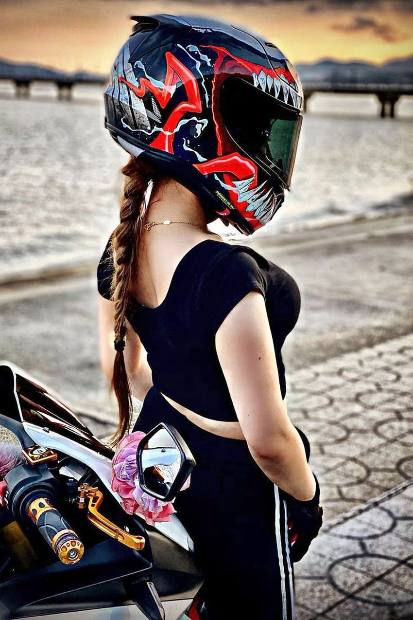 スーパー クールな HJC ヴェノム オートバイ ヘルメットを身に着けているホットなバイカーの女の子 HD電話の壁紙