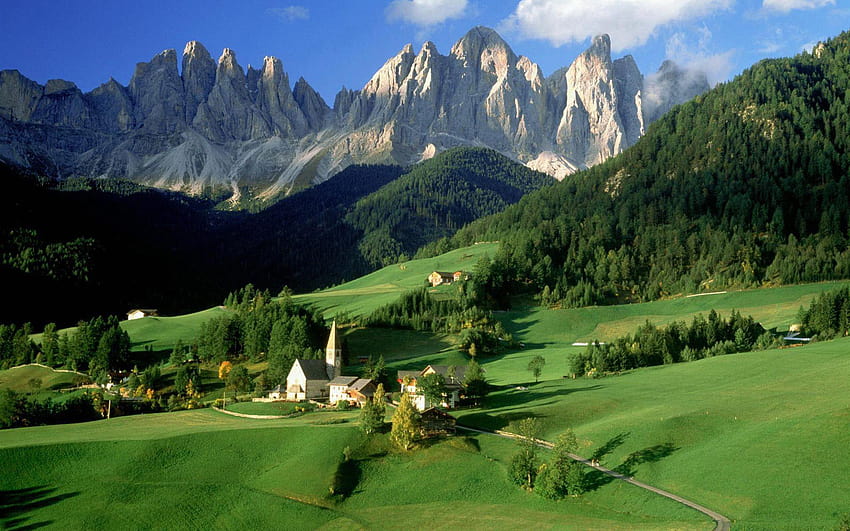 4 Dorfn, kleines Dorf in den Alpen HD-Hintergrundbild
